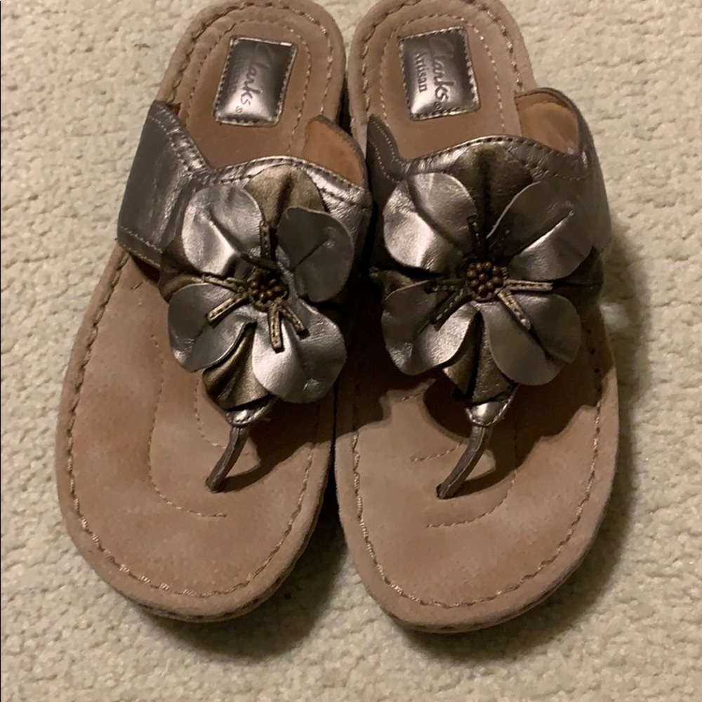 Clarks Artisan pewter leather flip flop sandals